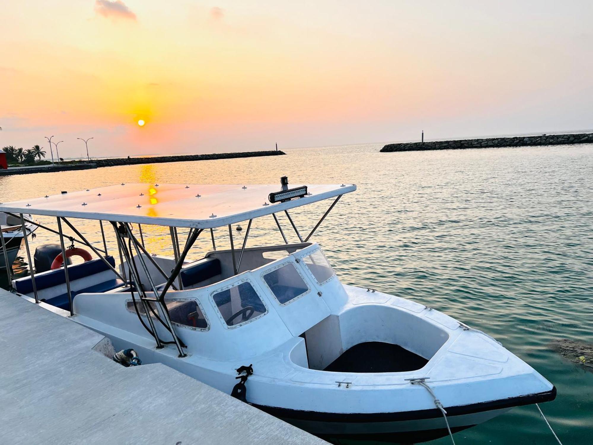 White Tern Maldives Hotel Maamigili Екстериор снимка